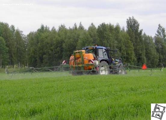 Amazone UF1200 ja NH ts 115
myrkyn kylyvöä
Avainsanat: ruiskut, new holland