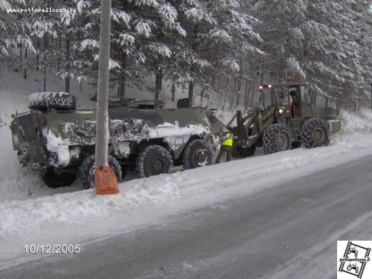 Voimakone vetämässä
Kaijjjaanin poijjjaat ajo pasin Kemijärvellä ojaan nii piti käyä nykäseen pois.  
Avainsanat: valmet 1400 pasi