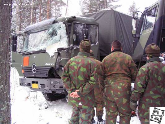 Maasto atego ja 192:nen maasto SK sisu otti yhteen
Kapea ränni, mutka, ei näkyvyyttä. Molemmat oli tullu renkaat sutissa. Ategolla ajettu muistaakseni n 10tkm. Oli vielä pommi lastissa. :D
Avainsanat: Intti sisu sk 192 mercedes atego maasto