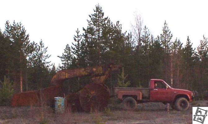 Oja-aura
Piti kaivaa arkistoista tää kuva kun Late oli laittanut mallia :) Oltiin ajelemassa offroadia tuolla jossain, niin tuli tää vastaan. Ei ihan ois varmaan hiluxilla liikkunut :D
