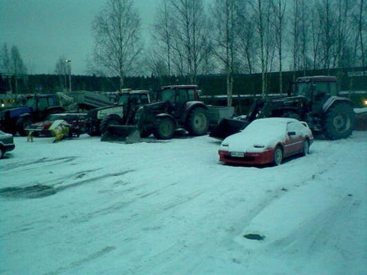 Aurauskalustoa odottamassa sateita.
Aurauskalusto tukikohdassa venailemassa pyryjä.Vasemmalla Valtra 8400,Valmet 8750,Valtra M130 ja Case MX120
Avainsanat: Valtra, Valmet, traktorit, auraus, case, MX, aura, hiekoitin