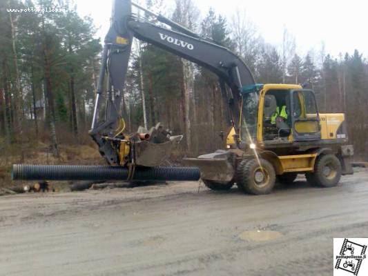 volvo ja romut
semmoinen kaivautumis kone olisi

Avainsanat: volvoo