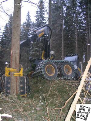 Ponsse Beaver
Ponsse Beaver koittaa taistella metsikkö sileäks. Välillä joutuu ottamaan vähän pahasta paikkaa. ;)
Avainsanat: ponsse beaver metsäkone hakkuukone akiky aki