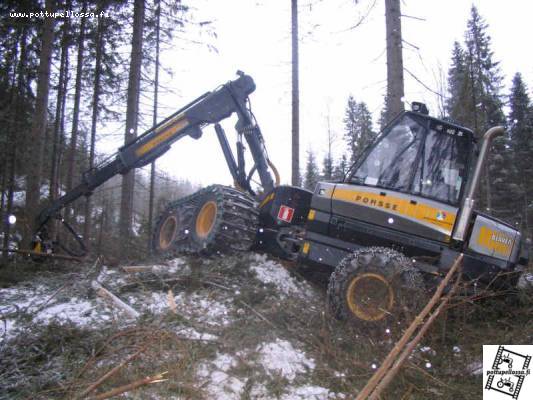 Ponsse Beaver
Jämsänkosken pölliopiston Beaver koittaa taistella pienen töyrään päälle.
Avainsanat: ponsse beaver metsäkone hakkuukone akiky aki