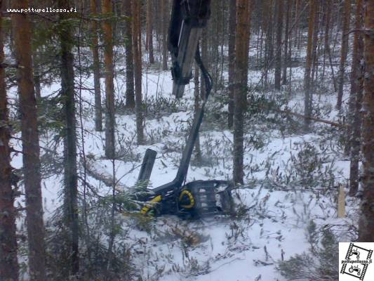 Jatko puomi väsähti
Jotenki tuli yhtäkkiä sellanen fiilis, ettei tuolta välistä nuin paljo pitäs maisemaa nähä...
Avainsanat: Nosturi poikki