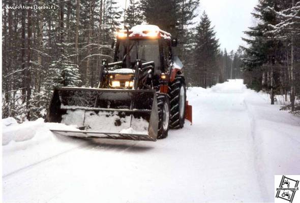 Case 895XL, pehtoori ja esko 240
Mummolan ykkös koneena lammastilan keveissä töissä. 
Avainsanat: Case 895 pehtoori esko 240