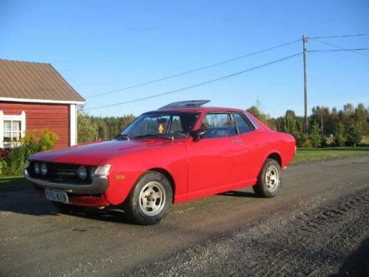 Toyota Celica TA22
Talven ja kesän projektoinnin hedelmä.Vuosimallia -72. Moottorina toyotan 2T-GEU yamahan kannella,40mm tuplilla.elikkäs ihan vakio vielä.125hv mitattu.Kevyen korin ansiosta jaksaa kyllä kaapia.
