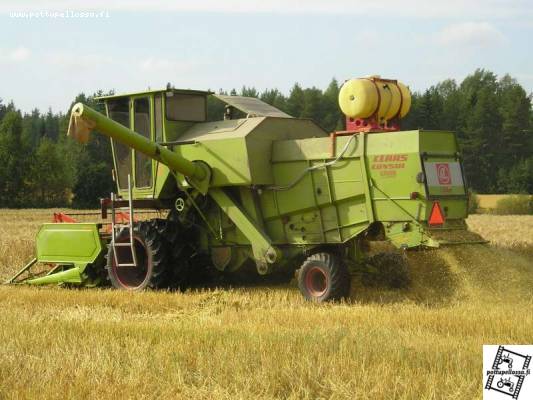 Claas Consul
Itse tehty hytti, paripyörät edessä ja isommat takarenkaat, juolavehnäruisku.
Avainsanat: Claas Consul