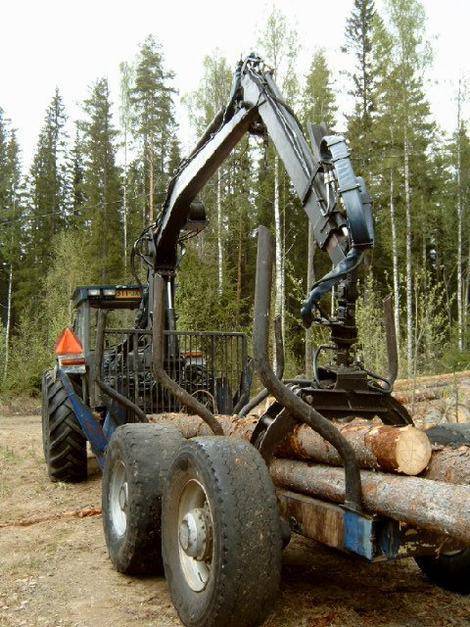 Itse tehty kärry. Hydraulinen esiohjaus, pumppu ulosotossa n.100l/min. Hydralinen telinsiirto ja hydr. nivelaisa. Vanha metsäkoneen kuormain, jossa itsetehty jatke. puomissa vinssi.
