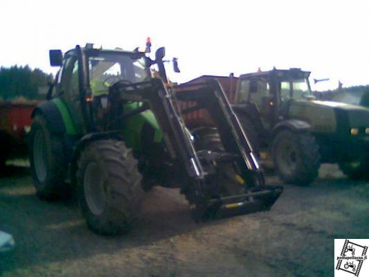 maansiirtolaitteet deutz 135mk3 valtra 8050
deutsin perässä 12t tekot n.9.5kuutioo ja vallun perässä 16t tekot lähemmäs 20kuution lavalla mutta ajettiin niillä vaan n.15 kuution kuormilla ku rupes 160hv vallukin hyytymään 
Avainsanat: valtra deutz teko