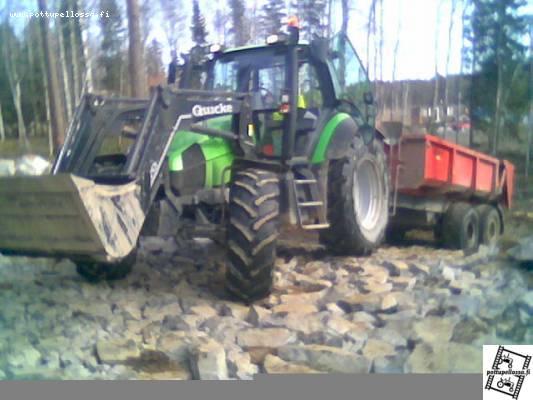 deutz 135mk3 teko 12t
aikas hauskaa (kauheaa) ajaa tommosen louhoksen päällä kun kokoajan keikkuu niin maan perusteellisesti. toivottavasti kumit kestää. täytyy vähän kattoo ettei kivet revi kylkiä auki kumeista
Avainsanat: deutz