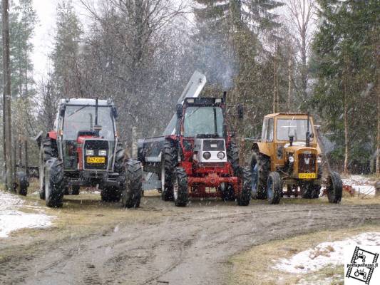 Meijän Woima koneet
Vasemmalta lukien MF 365 -88 Belarus 426 -91 Valmet 500 -68
