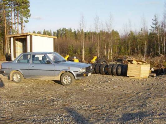 Corolla ilta-auringossa uuden jyrsimen vieressä
Kuva vimpelistä eräältä uudelta nevalta.
Avainsanat: Toyota