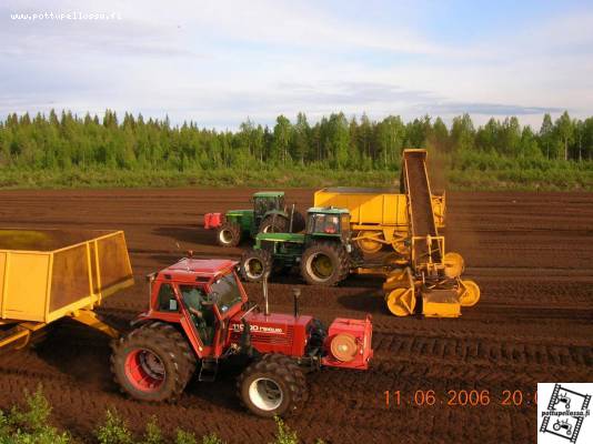 Alkukesän ajoa
110-90 Fiude ja 6910 Deere kärryssä, 3050 antaa matolla vauhtia
