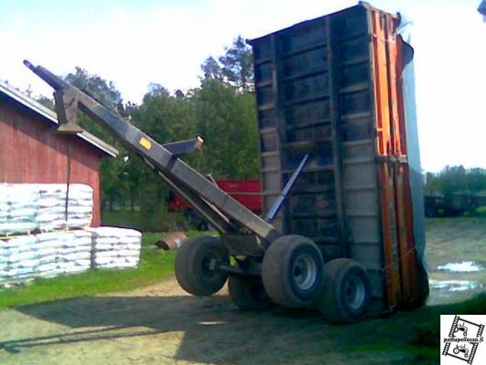 Elsa pystyssä
elsa halus pyörähtää pystyyn. kärry puolillaa ohrajyviä. hyvä tähän tyyliin tarkistaa telin- ja pyöränlaakereiden välys.
