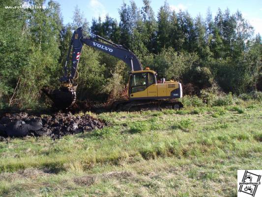 Volvo ec160
Peltojen ojitusta
Avainsanat: Volvo