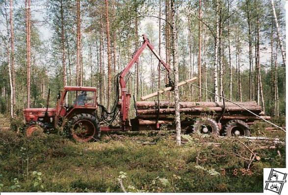 Fiat 450DT
Tosipieni neliveto ja juuri sopivankokoinen puukärry. Kolmen omakotitalon puut ja lukematon määrä polttopuita tuolla metsästä väännettiin. 
Avainsanat: Fiat 450 puunajo neliveto