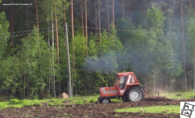 fiat 680
jaksaa jaksaa.. tällä koneella tehtiin suurin osa peltotöistä ku muut koneet suolla...
