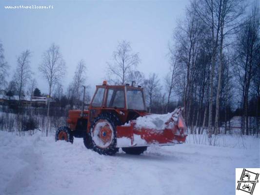 Fiat 450 ja esko 240
Talon lumikone. Nykyään löytyy ketjutkin pari talvea saikattiin ilman. Jokunen hevonen sais olla tuolle lingolle enemmän, mutta pärjää kun ei ahnehdi. :D
