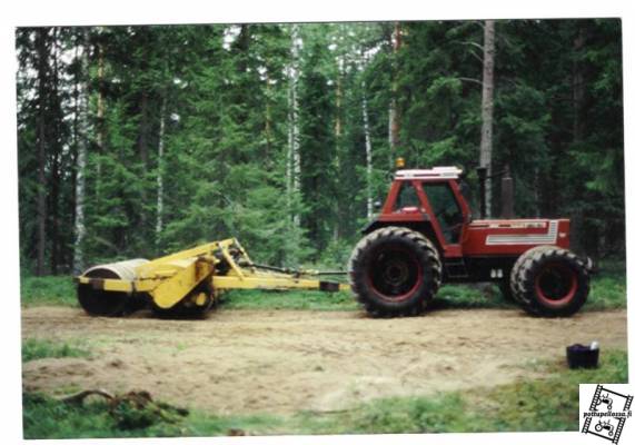 180-90 ja Raussin hinattava kunnostusjyrsin
Kankaaniemensuolta -95
Avainsanat: fiat 180-90 kunnostusjyrsin