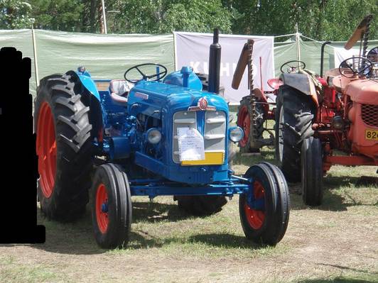 Fordson Super Major
Forssoni harrasteajoneuvo näyttelystä
forssonimiehet voivat arvata vuosimallin...
Avainsanat: Fordson Super Major