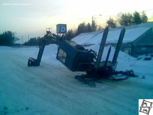 Foresteri 910
Iski silmään nesteen pihalla kun olin töistä tulossa. Mielen kiintoinen asento, näyttäs siltä että jostain syystä nostosylinteri on päässy ulos tulemaan.
Avainsanat: Foresteri 910