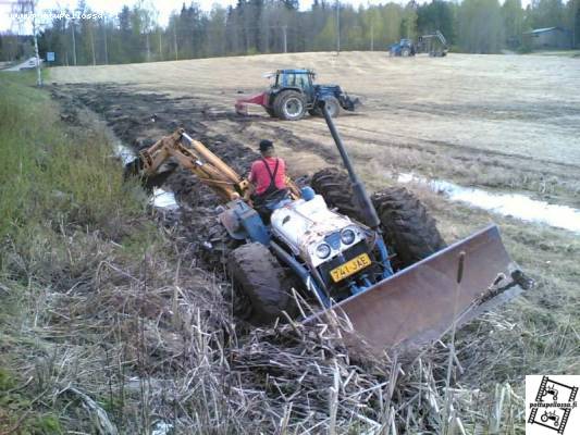 Fordson County Super 6
Rupes meneen melko syvällä, 
Avainsanat: kontu county