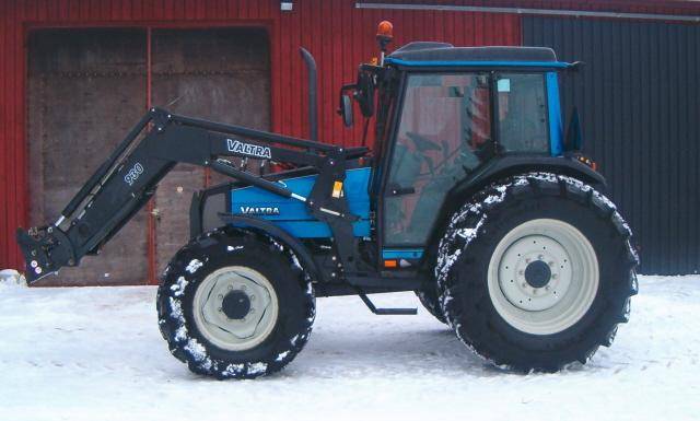 Valtra A95
Valtra pestynä ja huollettuna. 2900h lasissa, saa keväällä väistyä N92h:n tieltä.
