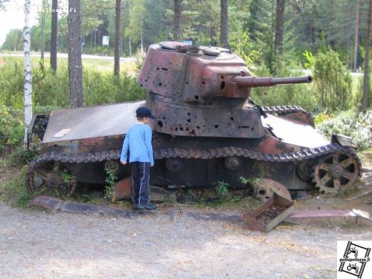 Venäläinen panssari
Juniori tutkiskelemassa ukkinsa kätten töitä
Avainsanat: panssari piippu putki romu rekvisiitta