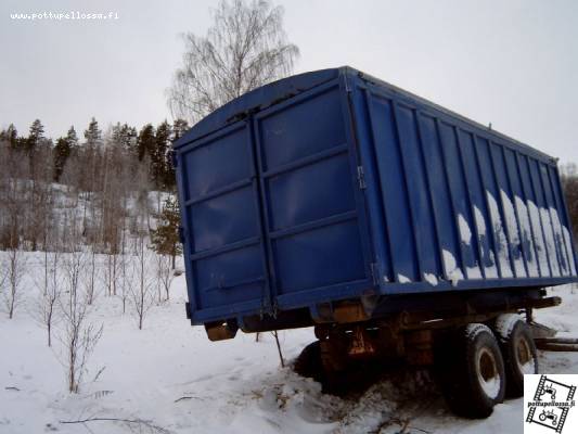 hakekärry
hieman jarrutti. tiepohjalta sivuun ja sinne painu. ei uskaltanu enää kipata.
