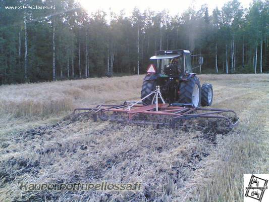 Valmet 665 & Hankmo 174
Ensimmäinen koeajo hankmolla.
Leveys n.5,4m.
Avainsanat: rullakarhi