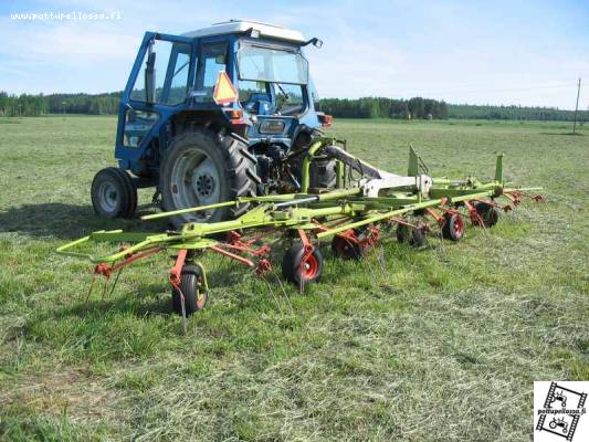 heinäkone
Pöyhin claas W 740 SL ja ford 6610  
