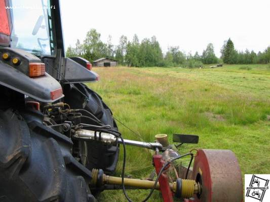 Luonnonniittujen tekoa
Luonnonniittyjiä nurin Pomolla ja Valtralla
Avainsanat: Valtra 900 Pomo