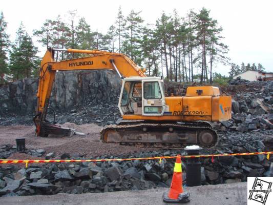 Hyundai ja viiskutonen rammeri
Reilu kolkyttonninen hindai ja siinä rammeri kiinni. Rammerista lenteli tosiaan vieterit tosa viikolla ja varaosat vähän tiukilla. Hitsipuikko käteen ja topparia kiinni ettei pääse vieterit löysiksi. Meri-Rastilassa yit:n työmaalla kones. Henkilöauton kokosia kiviä ampuuvat irti kalliosta... riittääpähä hommaa :).
Avainsanat: Rammer Hyundai