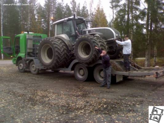 Valtra sisun kyydissä
Tuulilasi "räjähti" syliin. Onnelliset lavettimiehet onnittelee!
