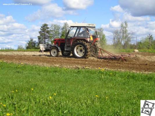 Zetor ja Esa Patu
Täysin savutonta voimaa..:))
Avainsanat: Zetor Esa Patu