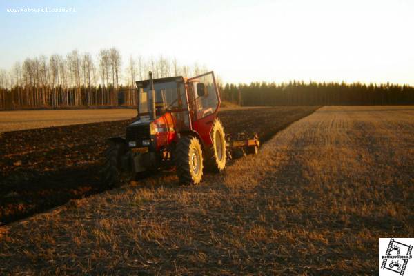 Valmet 705 ja Kvernelandin 4-siipiset
Kuvaustauko... videota http://youtube.com/watch?v=9dnruHY2zms
Avainsanat: Valmet 705 Kverneland