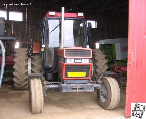 Caseih 845-2 XLturbo
intikka levähtää hallissa kylvöntöiden päätteeksi.



