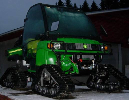 John Deere Gator 
Siinä John Deere Gator HPX 4X4 Diesel oottamassa kärryllä alasajoa.
Varusteina telat, lämmin ohjaamo yms.
Rekiströity traktoriksi.
Avainsanat: Gator John Deere mönkijä