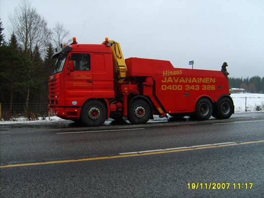 Hinaus Javanaisen Scania 143
Hinaus Javanaisen Scania 143 hinausauto on tullut hakemaan Sunnuntai-iltana kolariin joutunutta puoliperävaunuyhdistelmää pois ojasta. (kyseinen yhdistelmä on selkäni takana)
Avainsanat: Javanainen Scania 143