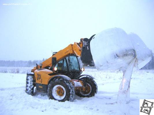 JCB 530-70
Paalia lastaamassa
