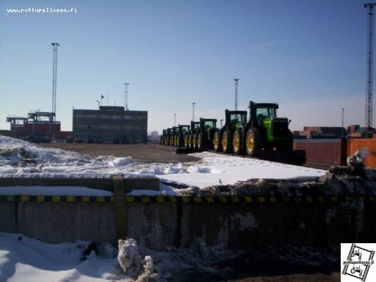 JD-Juna
Junalastillinen John Deere 9320 ja 9420 malleja Helsingin satamassa menossa muistaakseni Kazakstaniin.
Näitä Jontikoita oli satamassa n 50. Komeita pelejä.
