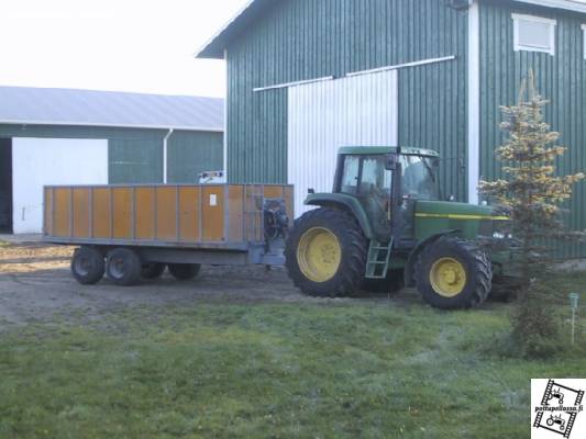 JD viljanajossa
John Deere 6810 ja viljakärryt
Avainsanat: JD