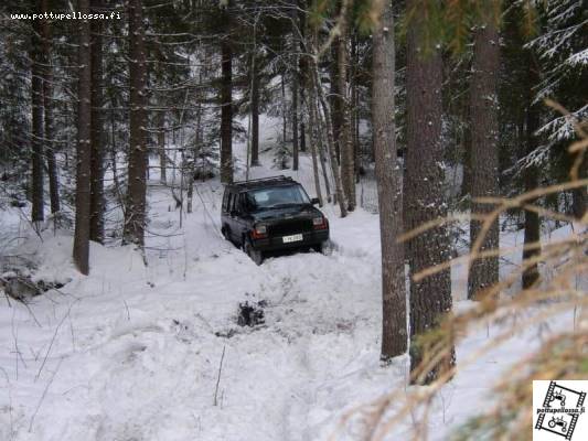 Oli meillä autojakin,
Ja jeeppi todentotta meni aika vihellellen tuon reitin läpi, mutta oli siellä auton alla old-manin osiakin.
Avainsanat: off-road jeeppi jeep