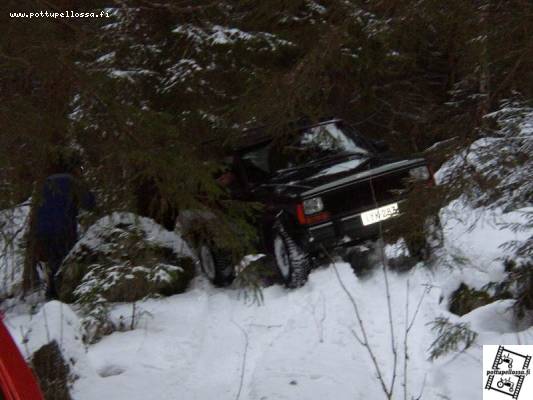 tilanteen alkua myös jeepillä,
Meinas siinä jeeppikin luistella, noo valmis pyörän ura ehkä vähän piti.
Avainsanat: jeeppi jeep