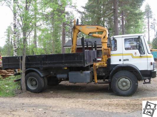 Bedford
sedän petteri, vielä 2 vuotta sitten ollu kaupungilla ajossa. tosin tuolla nykyään voi vaan jotain naulalaatikoita kuskata..:D
