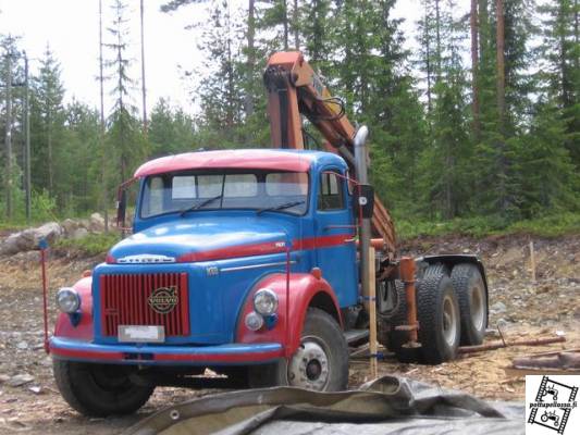 Volvo N88
sedän kasipari, vm. 64. vähän aikaa sitten siinä oli vielä sora varustus. hyvä vaihdella vaihdetta kun ei tarvi kytkintäkään käyttää.
