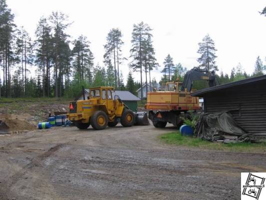 Volvo 4300 ja äkerman H10
kovia pelejä pieneen maansiirtelyyn.
