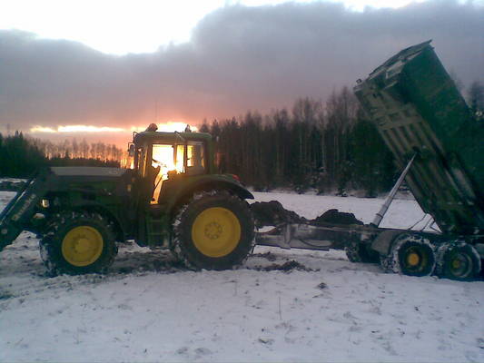 maan ajosa
ojomaitten siirtua
Avainsanat: john deere 6830 maakärry