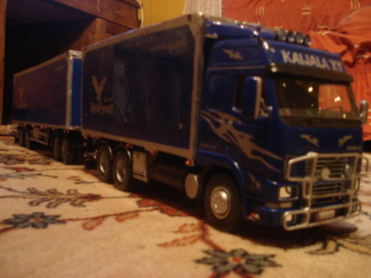 volvo FH12 460
Siinä on kaijalan turveauton pienoismalli
